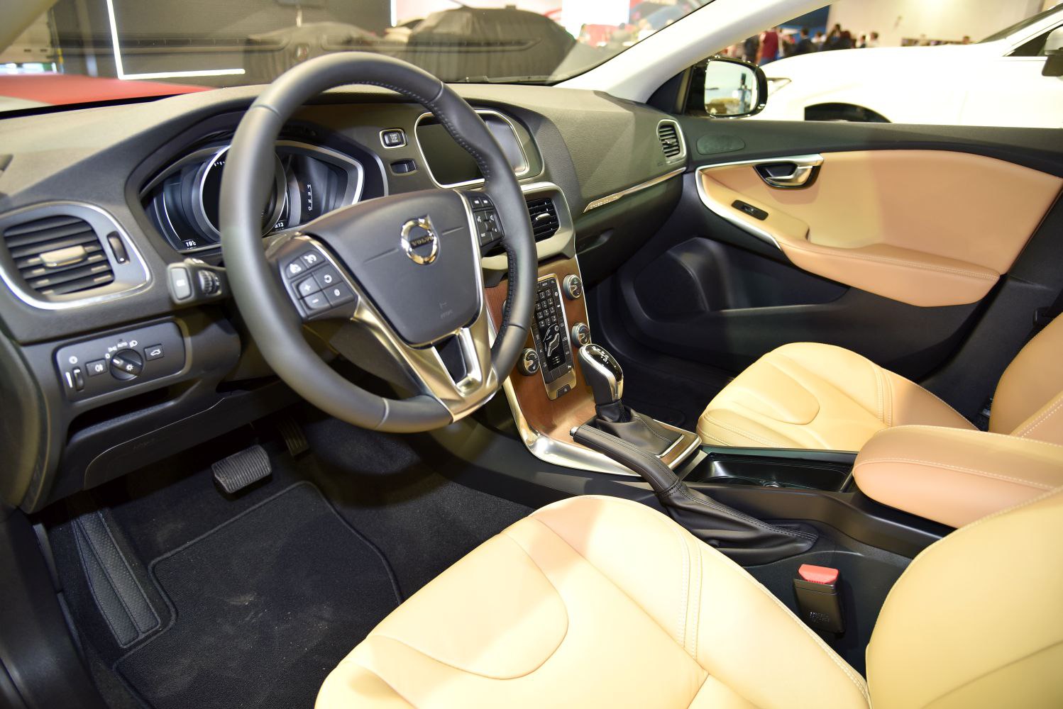 Leather seats, dashboard with instrument cluster, ergonomic steering wheel