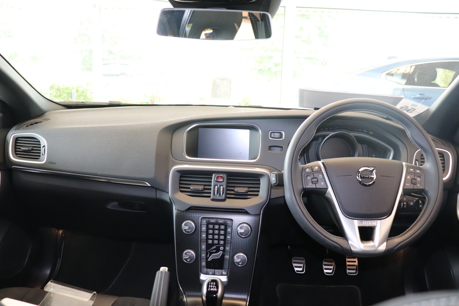 Dashboard, steering wheel, central control panel, manual gear shifter