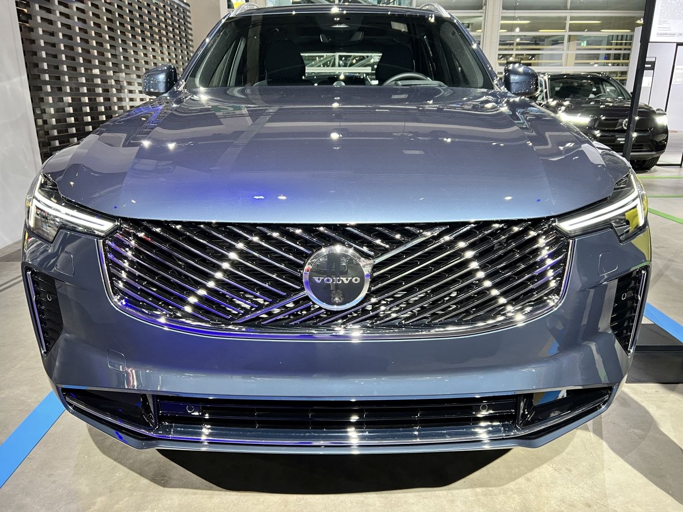 Front grille with Volvo emblem and LED headlights