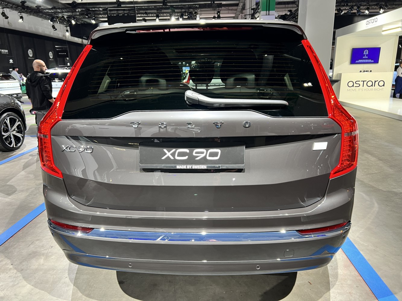 Rear view with distinctive vertical taillights and rear wiper