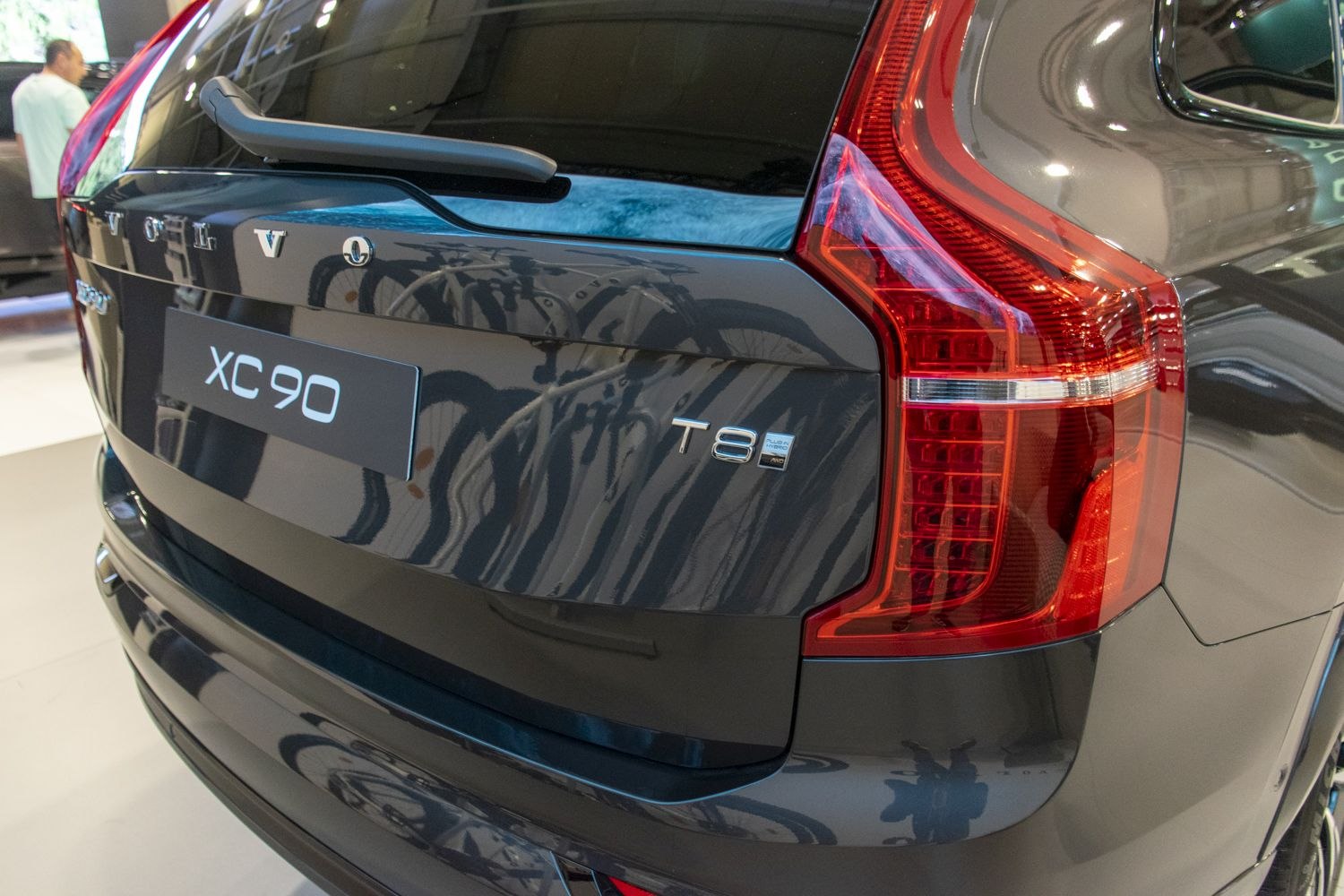 Rear close-up with T8 and XC90 badges, distinctive vertical taillight.