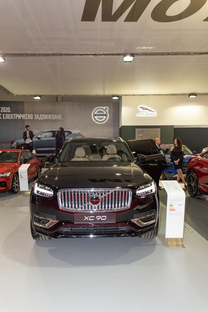 Front view of luxury SUV with vertical grille and T-shaped LED headlights