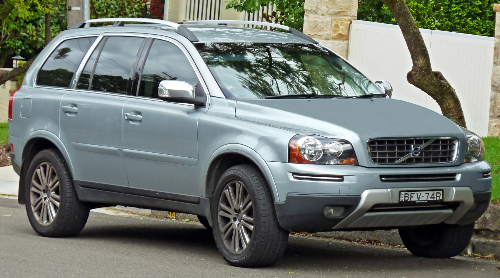Front and side SUV view with grille, headlights, alloy wheels, and roof rails