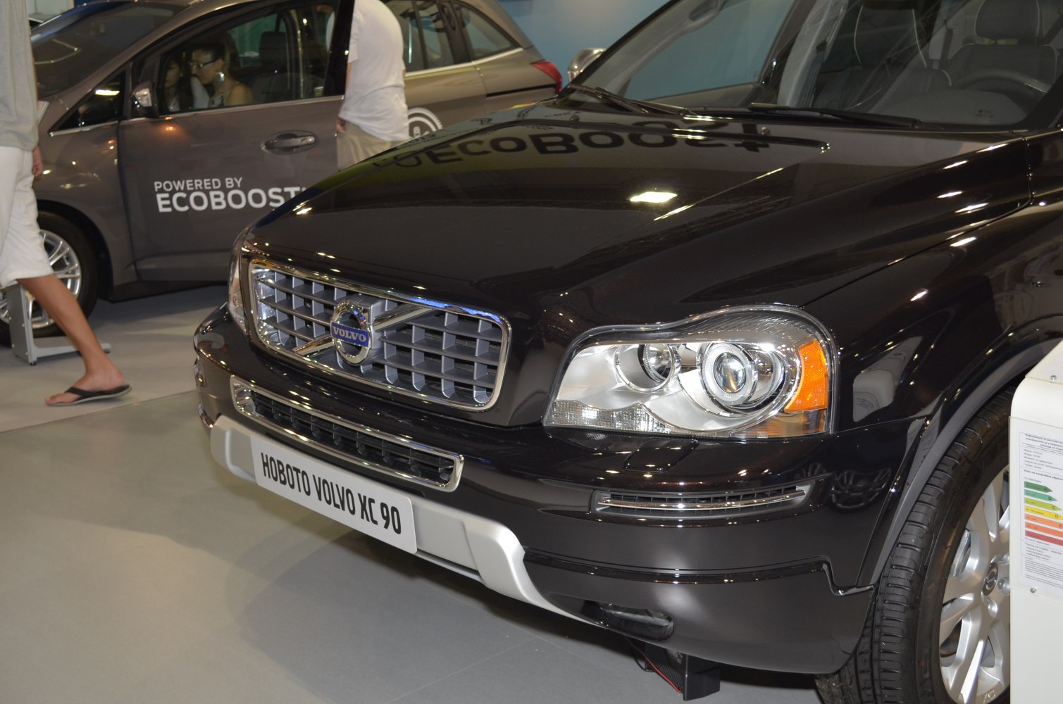 Front end with chrome grille and iconic headlights of a 2007 facelift SUV