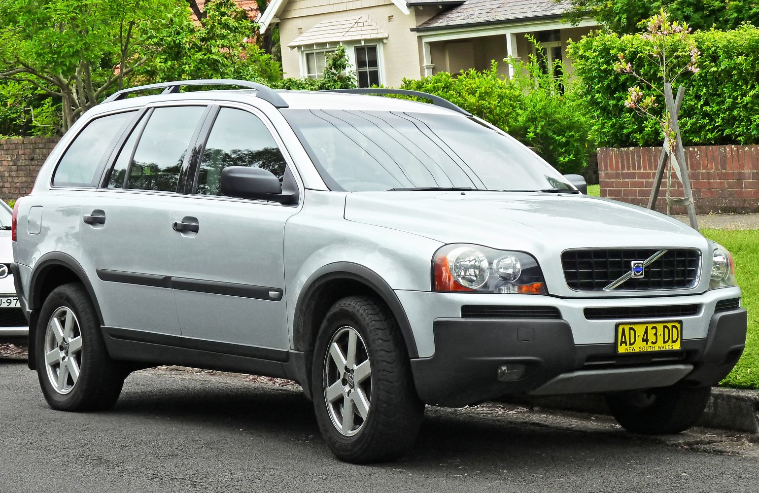 Front-side view of SUV with alloy wheels and roof rails
