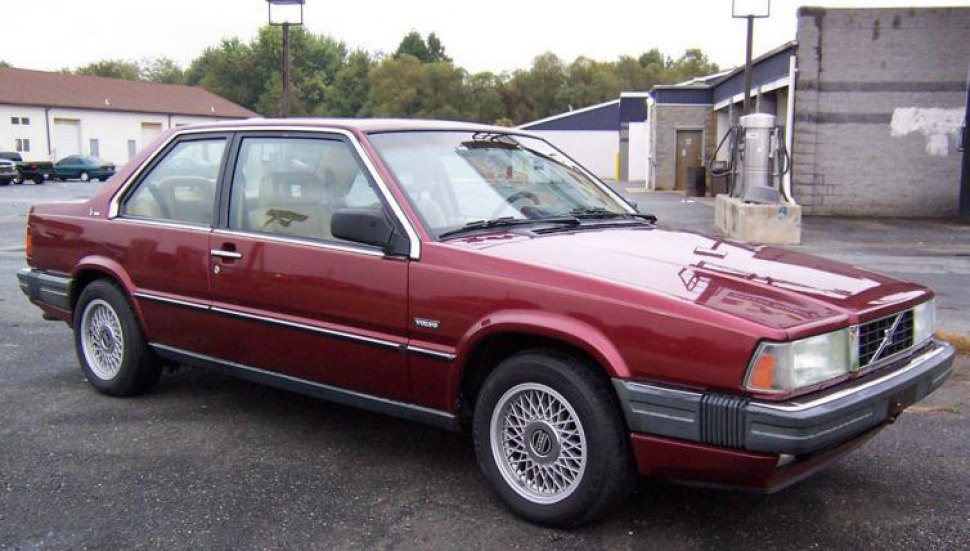 Classic 1980s coupe with alloy wheels and vintage styling
