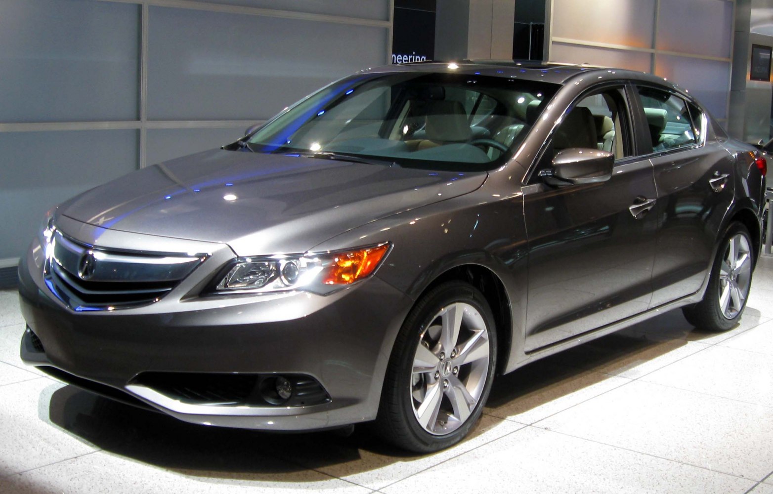 Front three-quarter view with sharp headlamps and alloy wheels