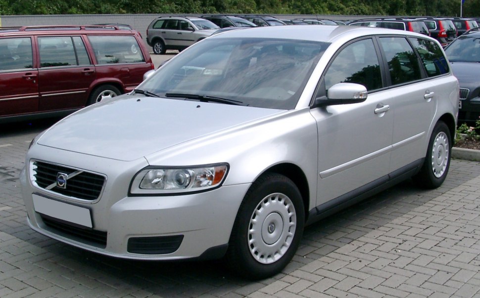 Silver station wagon with facelifted front and silver wheel covers