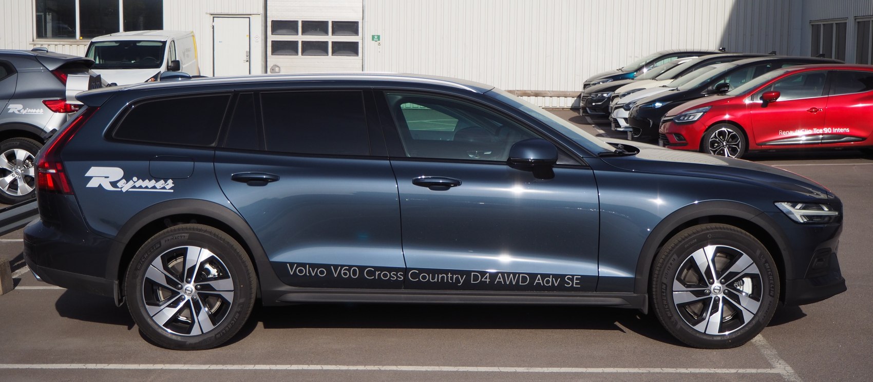 Side view of a station wagon with alloy wheels and roof rails