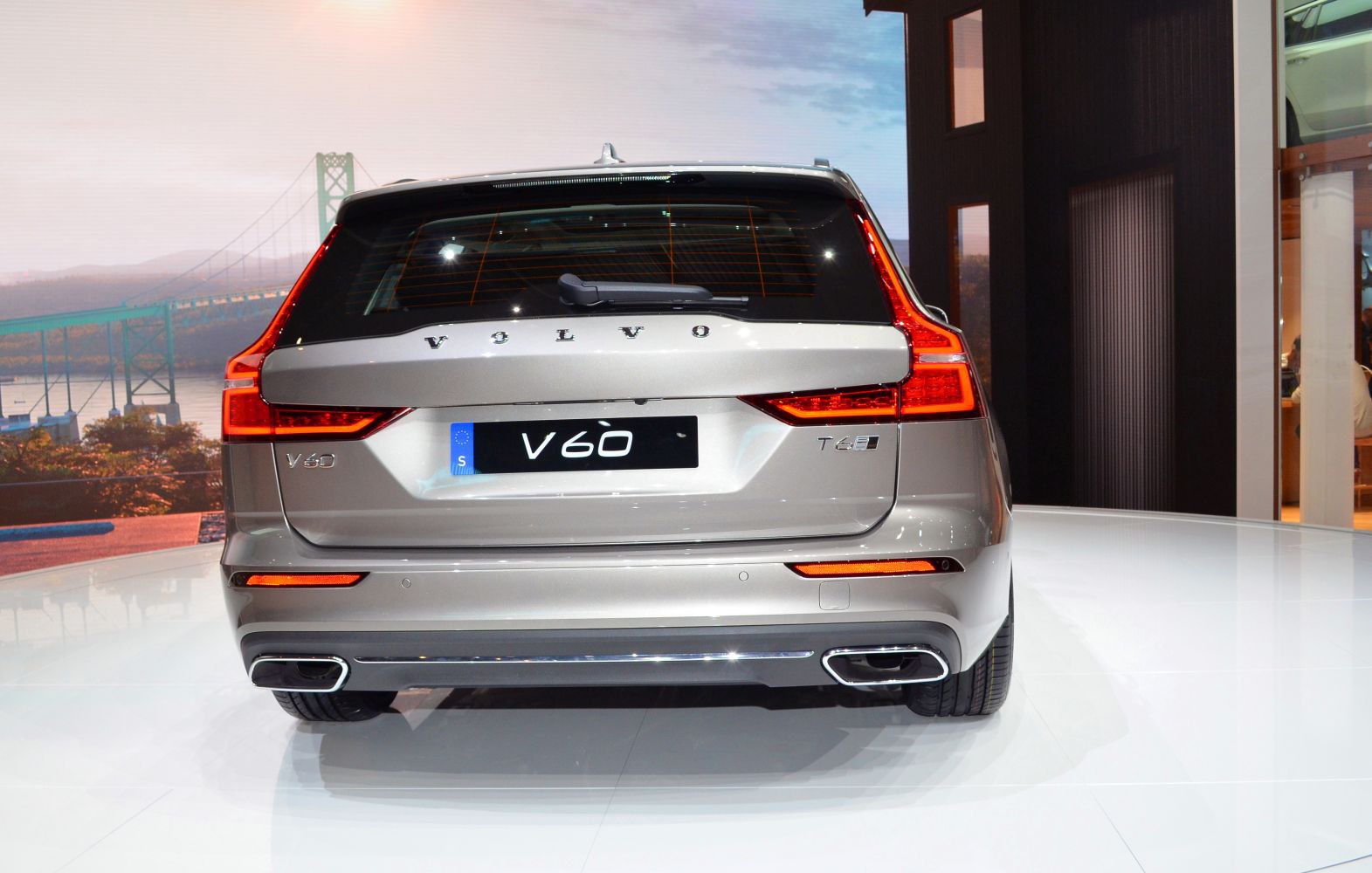 Rear with L-shaped taillights and dual integrated exhausts