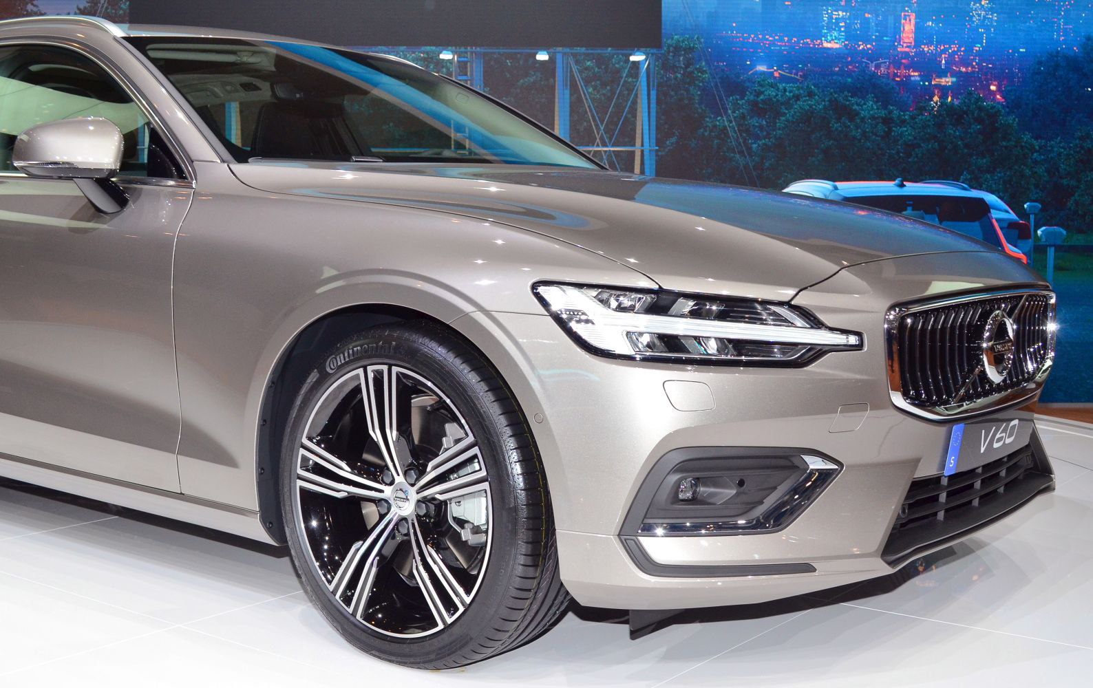 Front section with LED headlights and alloy wheels