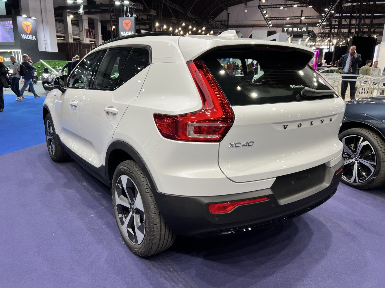 Rear design and distinctive L-shaped tail light of modern SUV