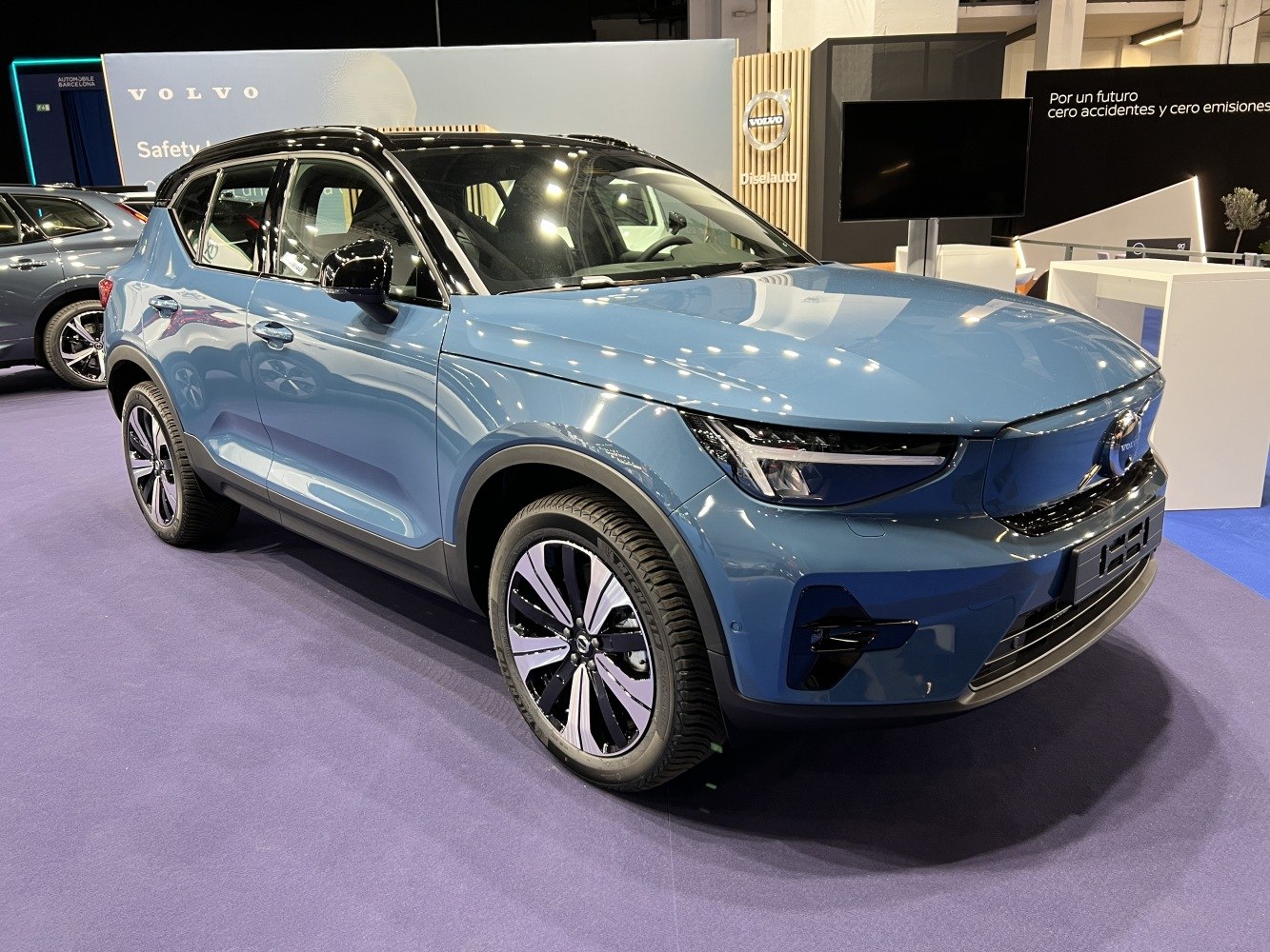 Facelift SUV with LED headlights and distinctive front grille