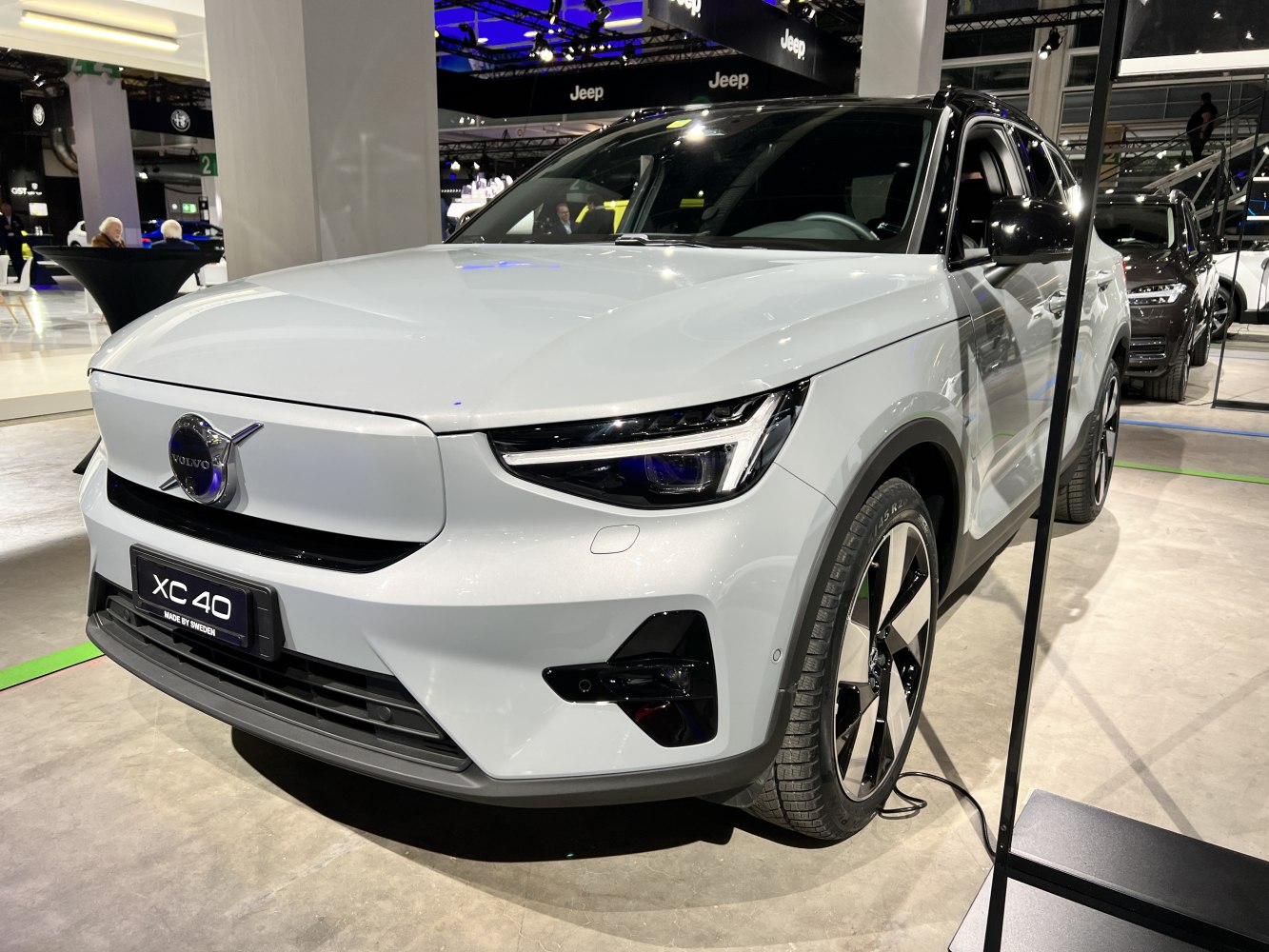 Front view with closed grille and two-tone alloy wheels