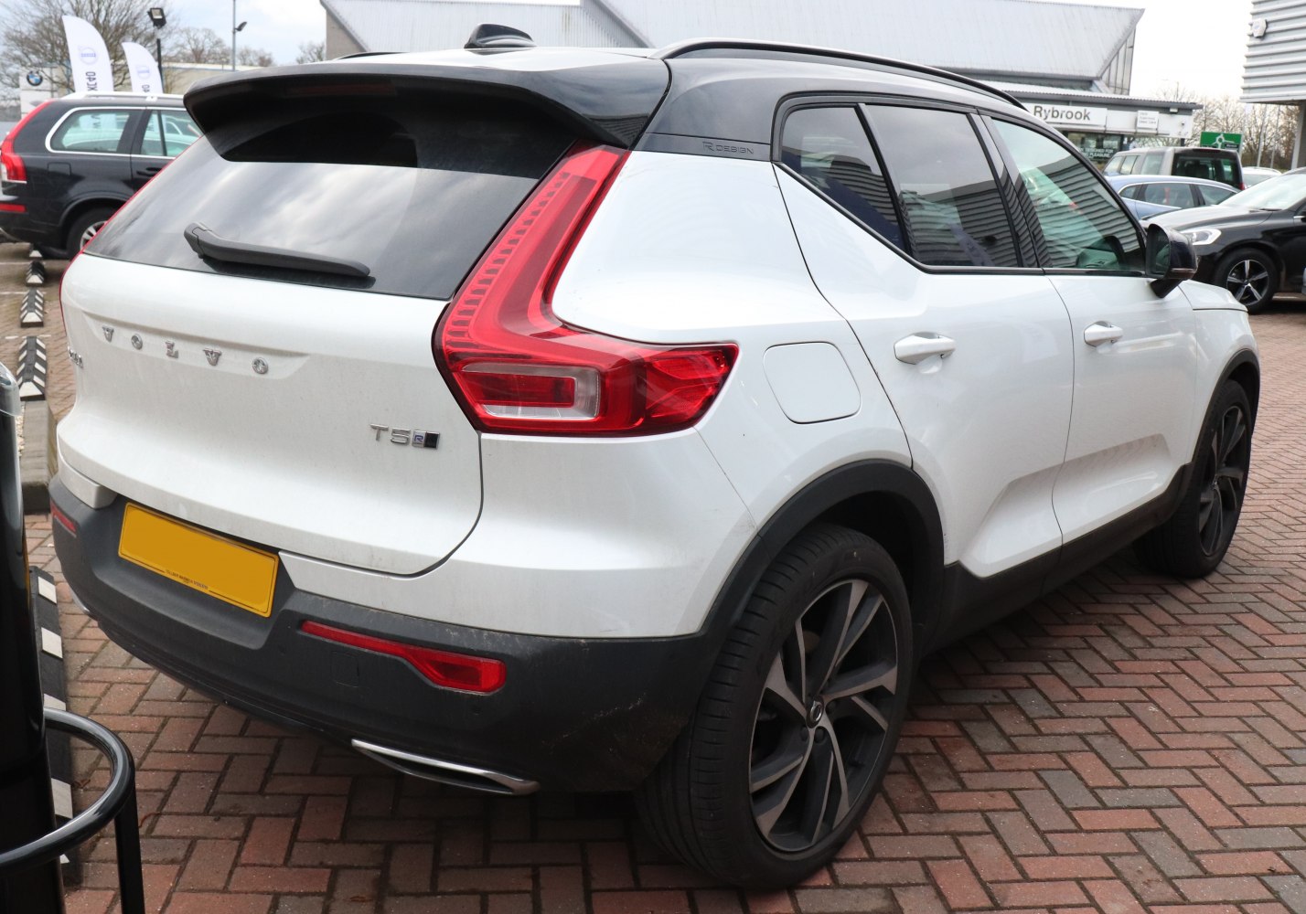 Rear-side view with distinctive taillight and sporty alloy wheels