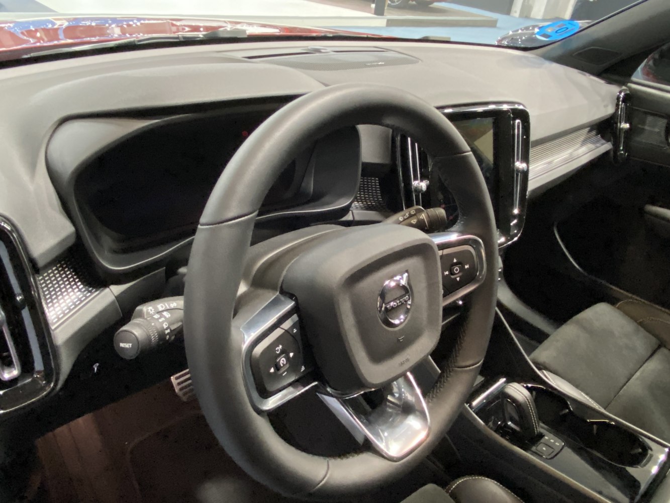 Steering wheel, dashboard, and center console interior features