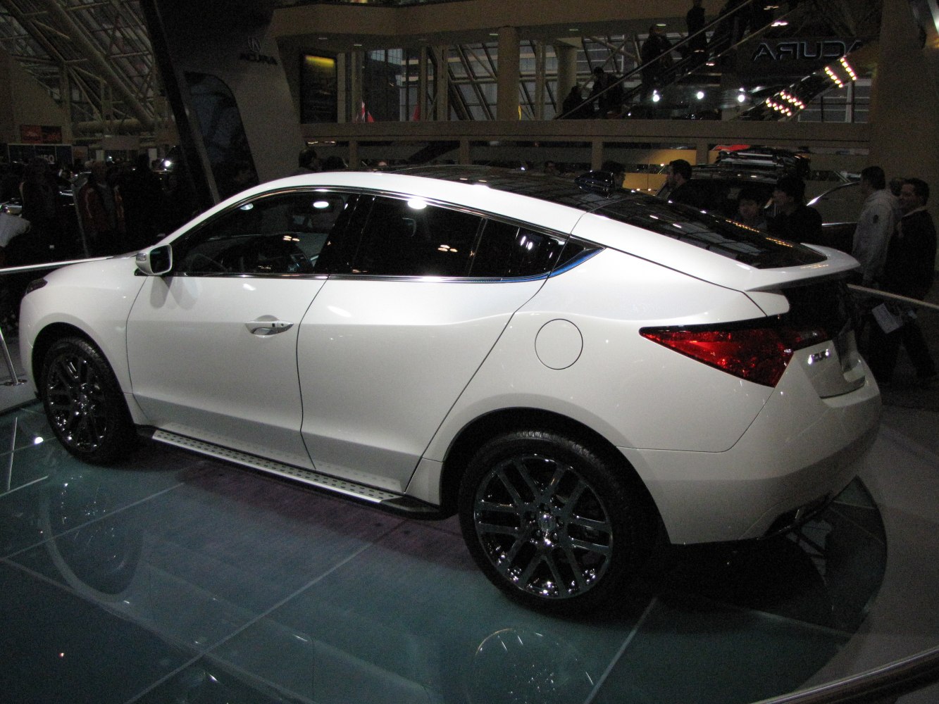 Side and rear view with angular rear lights and curved roofline