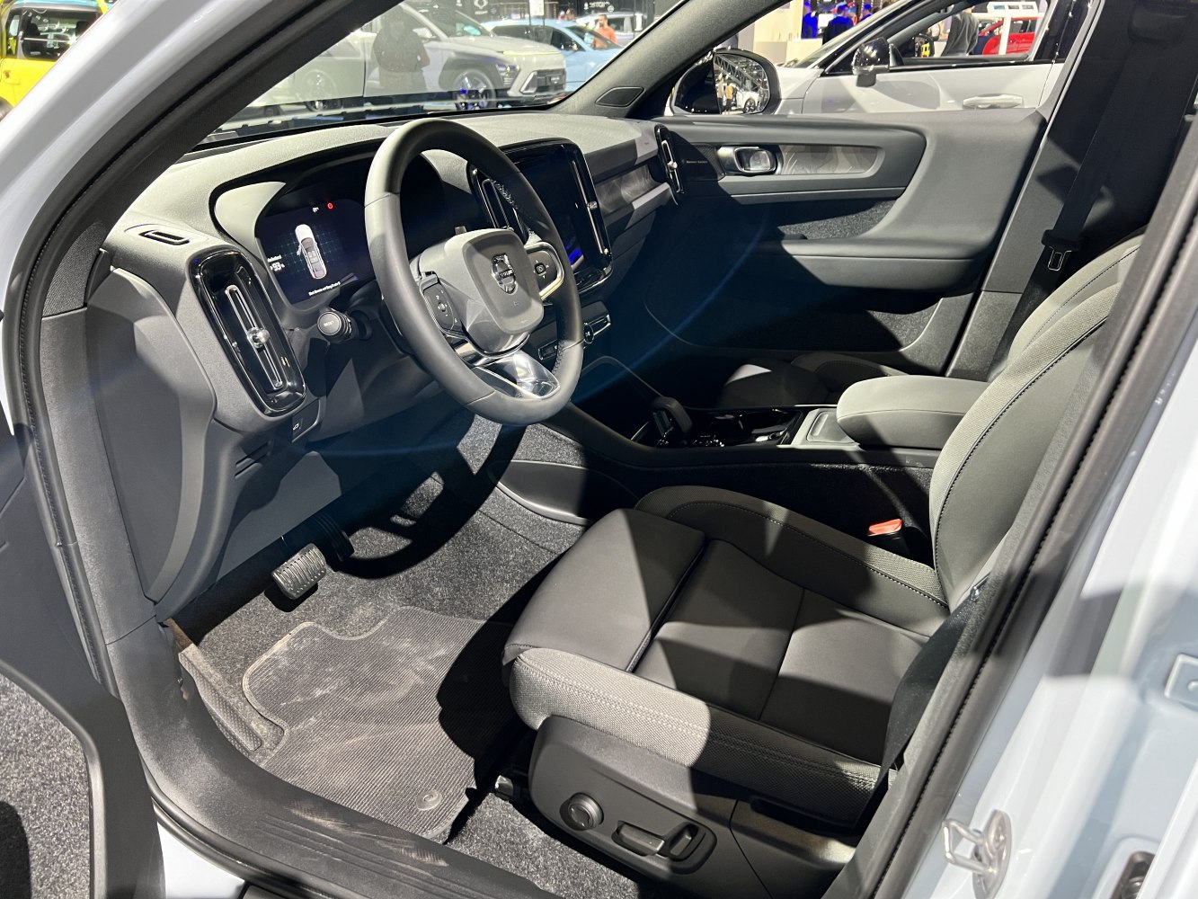 Digital dashboard and ergonomic front seat interior