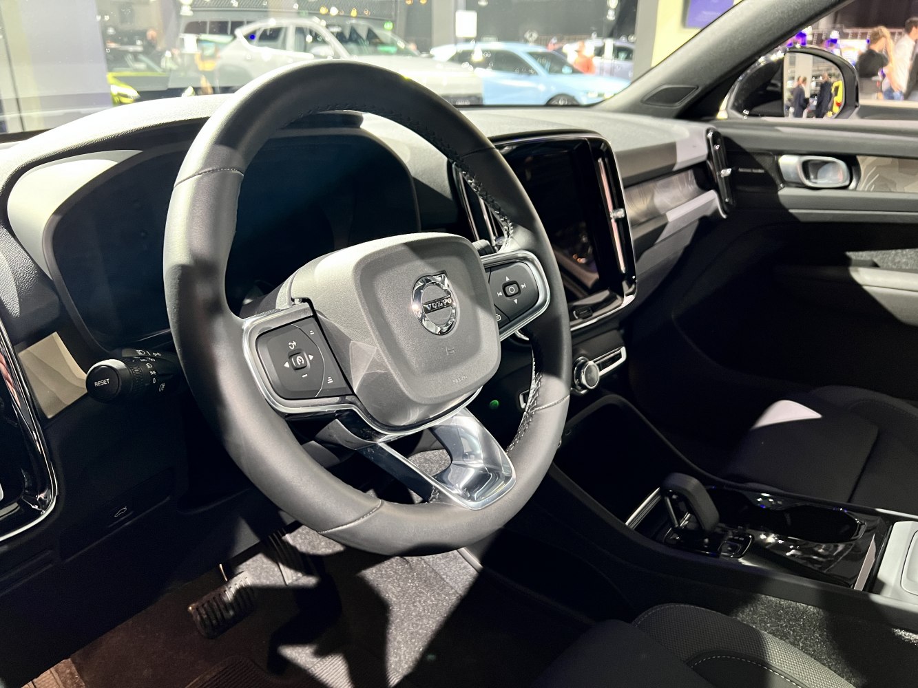 Steering wheel and digital dashboard with central touchscreen display