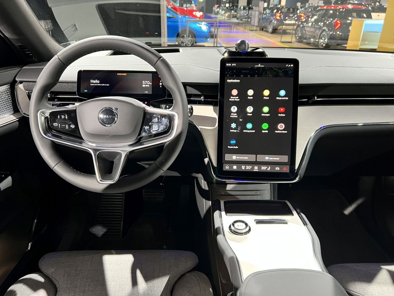 Digital instrument cluster and vertical touchscreen infotainment system