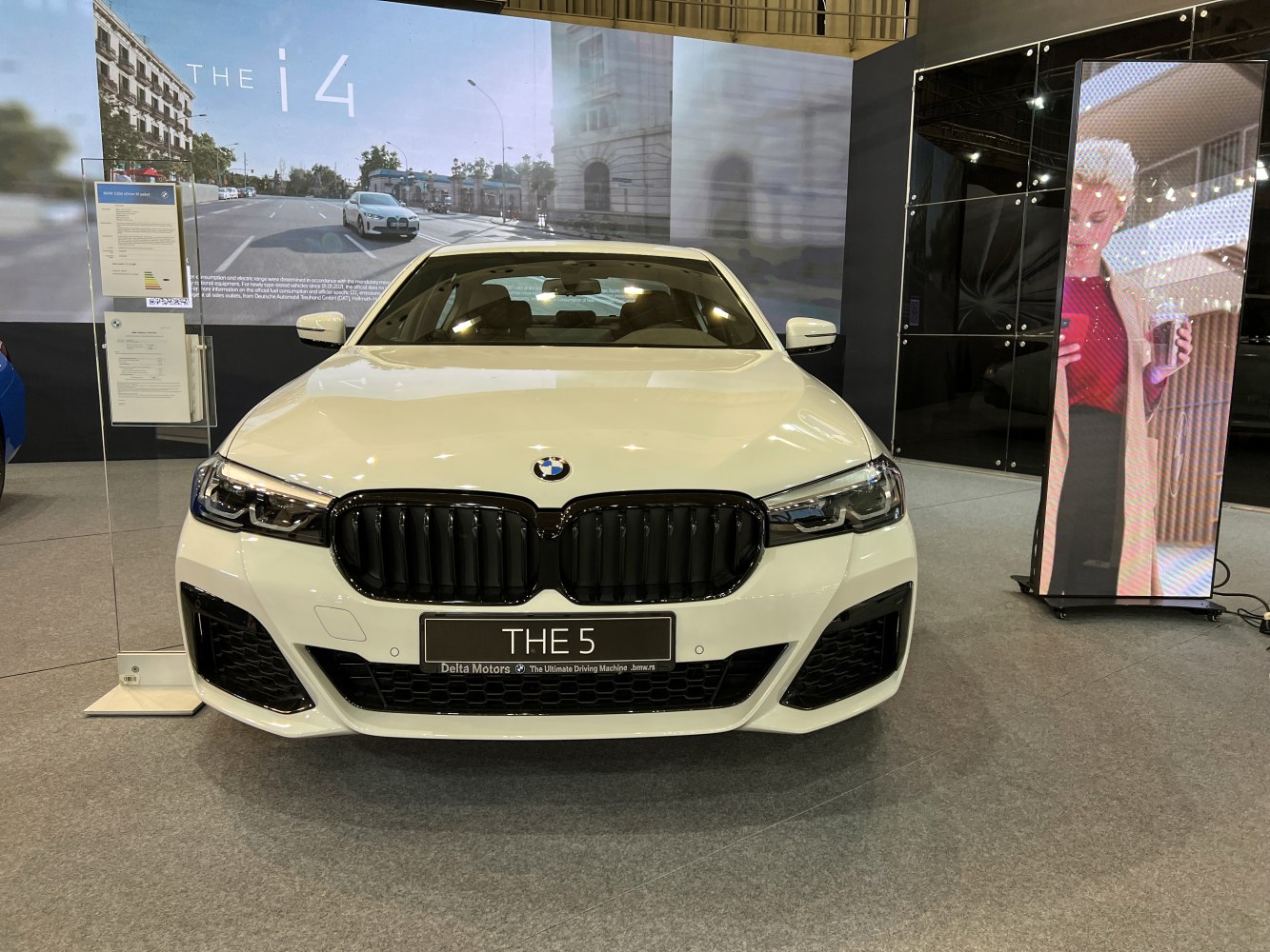 Front view with kidney grille and LED headlights