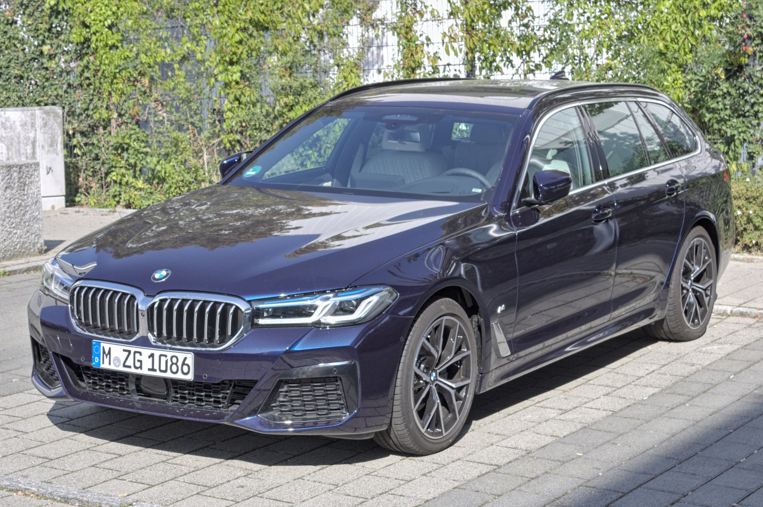 Front view of a luxury touring wagon with kidney grille and modern headlights
