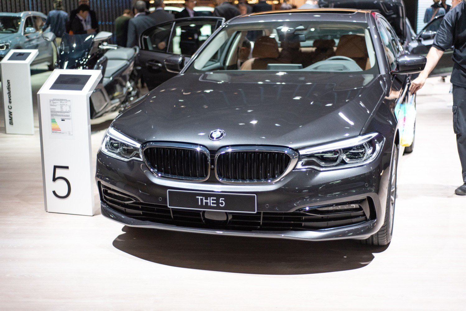 Front view with kidney grille and LED headlights