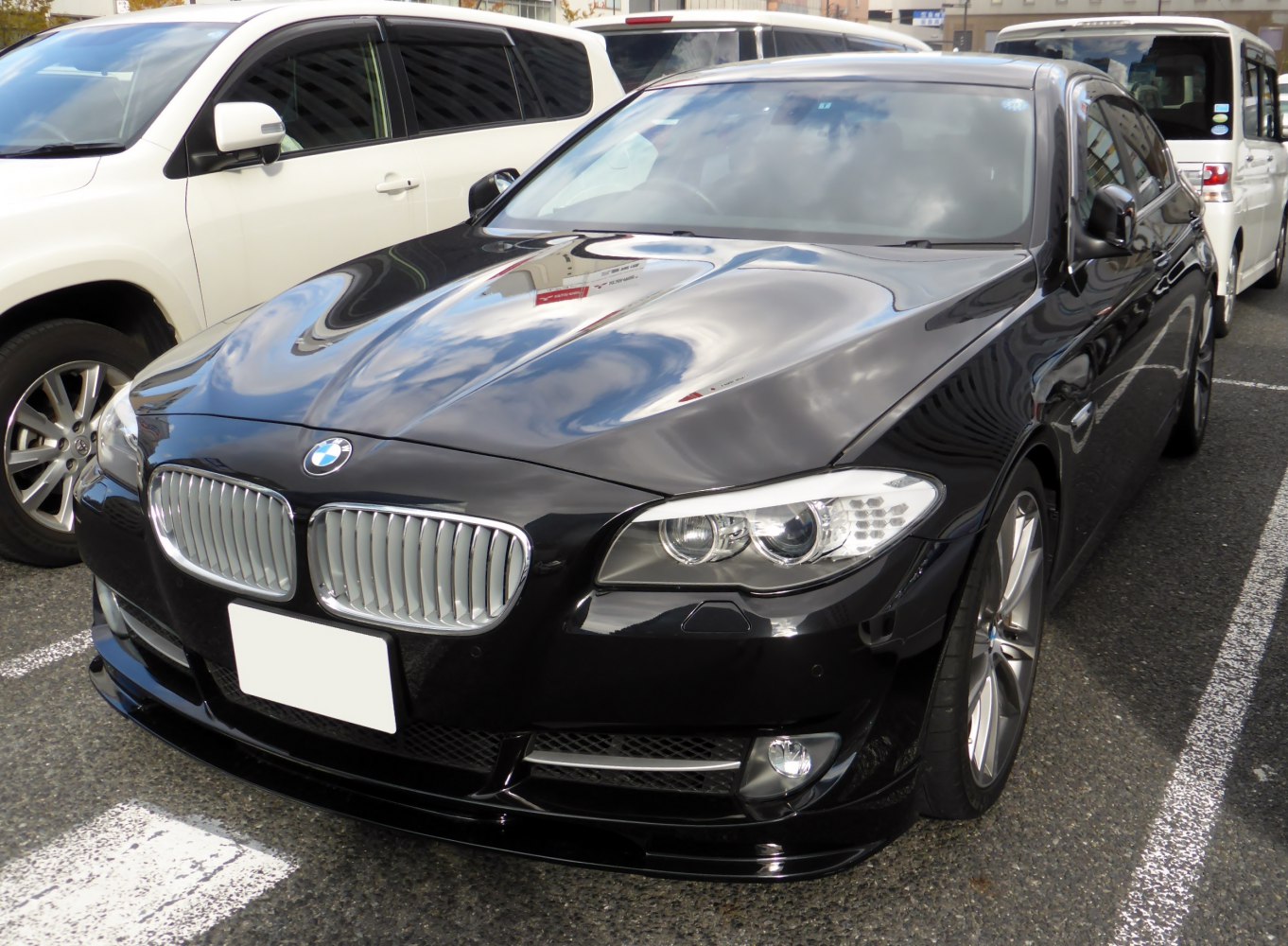 Front view with kidney grille and headlights