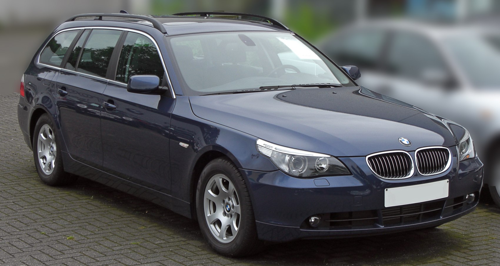 Front and side view of estate wagon with kidney grille and roof rails