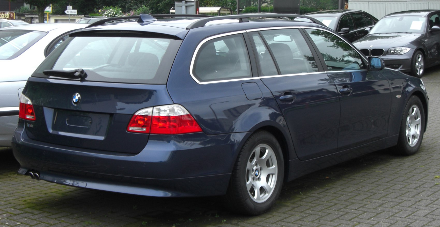 Station wagon rear side with roof rails, rear wiper, dual exhaust
