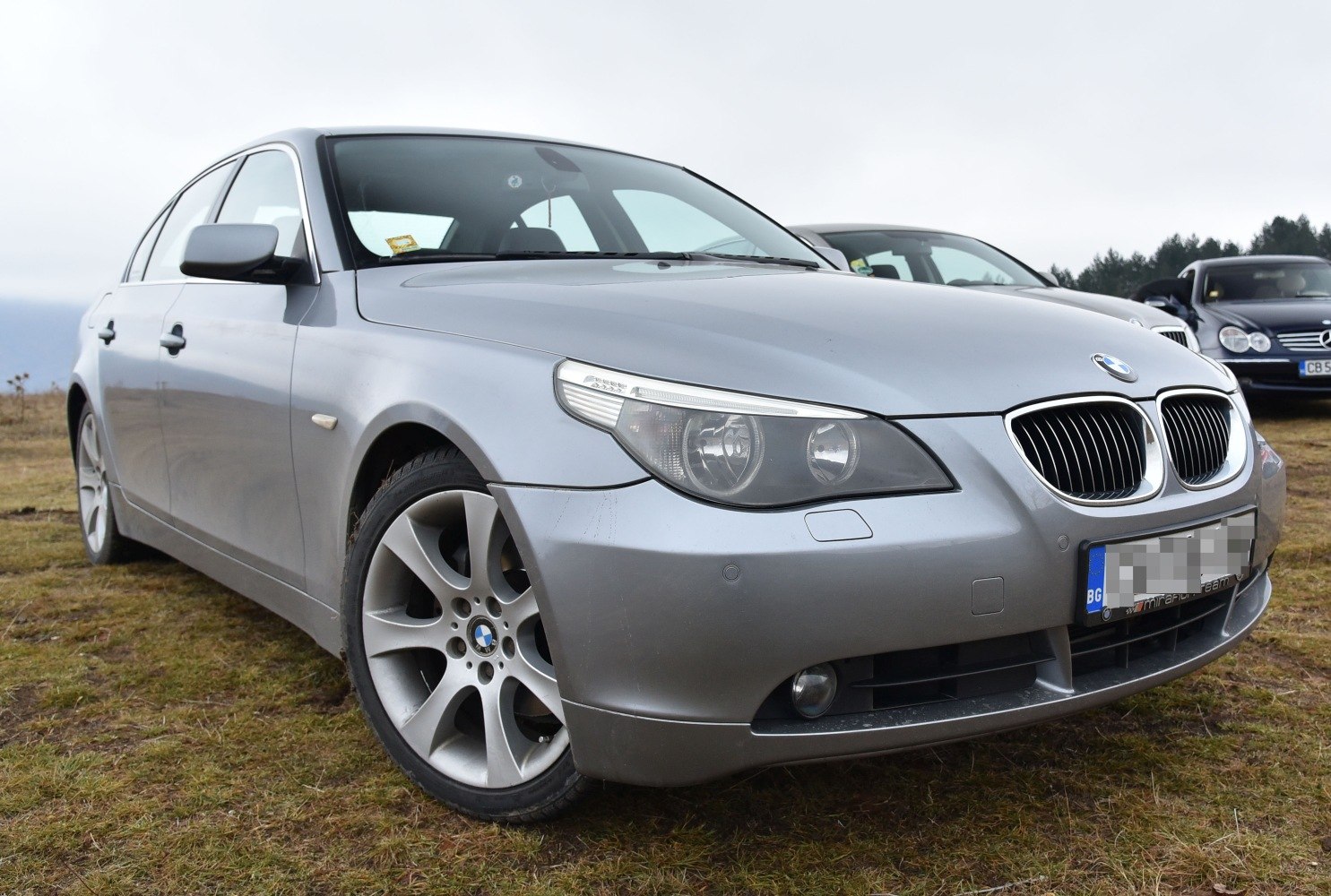 Front view with kidney grille and alloy wheels