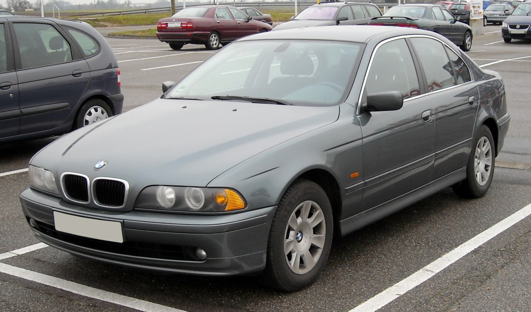 Front side view of facelifted E39 sedan with alloy wheels.