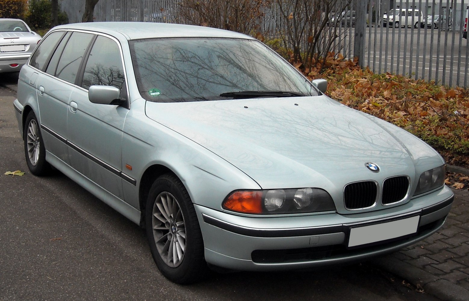 1990s estate design front view with alloy wheels and clear headlights