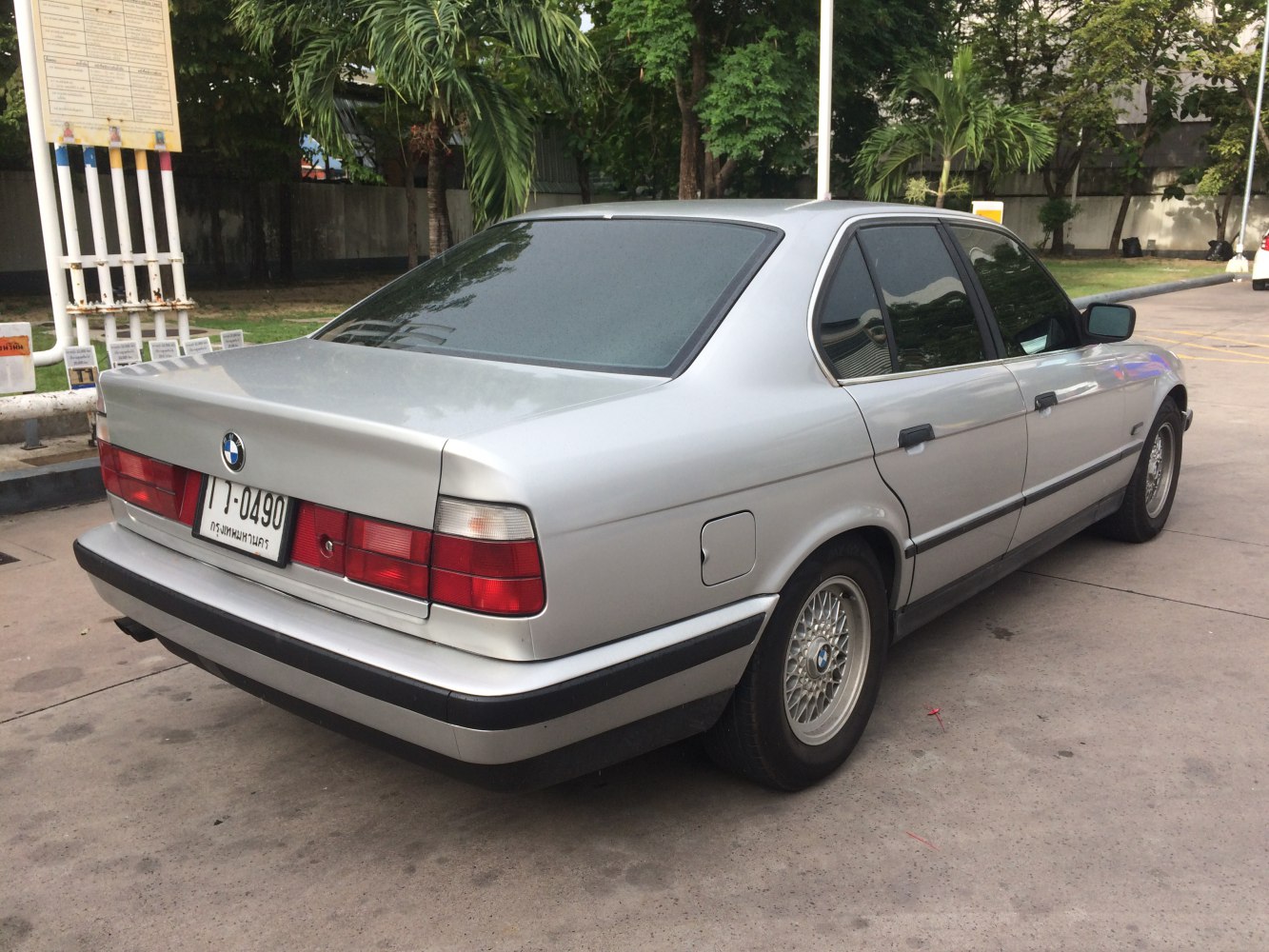 Rear and side profile with alloy wheels and classic taillight design