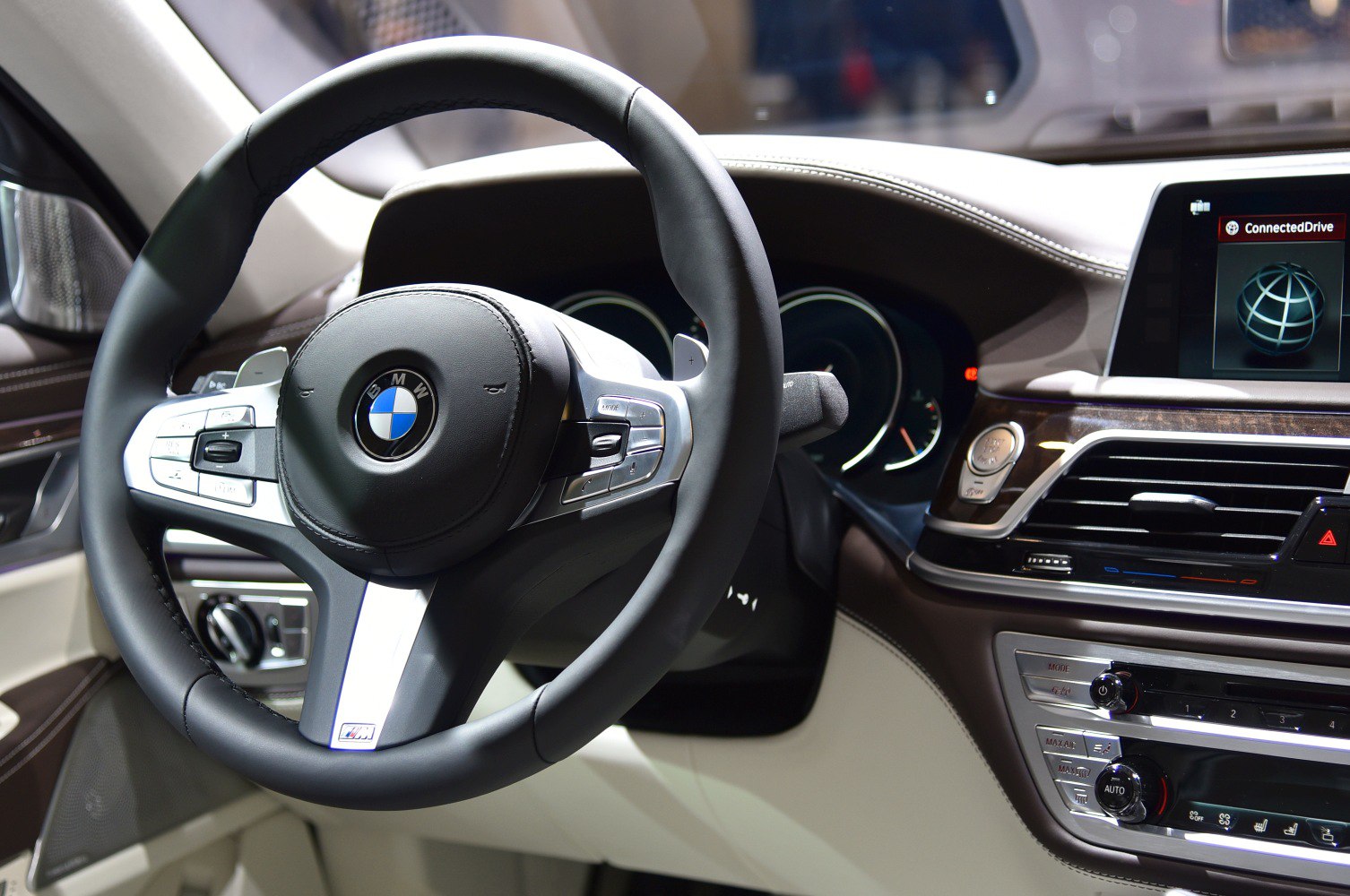 Luxury steering wheel and dashboard with integrated controls and display