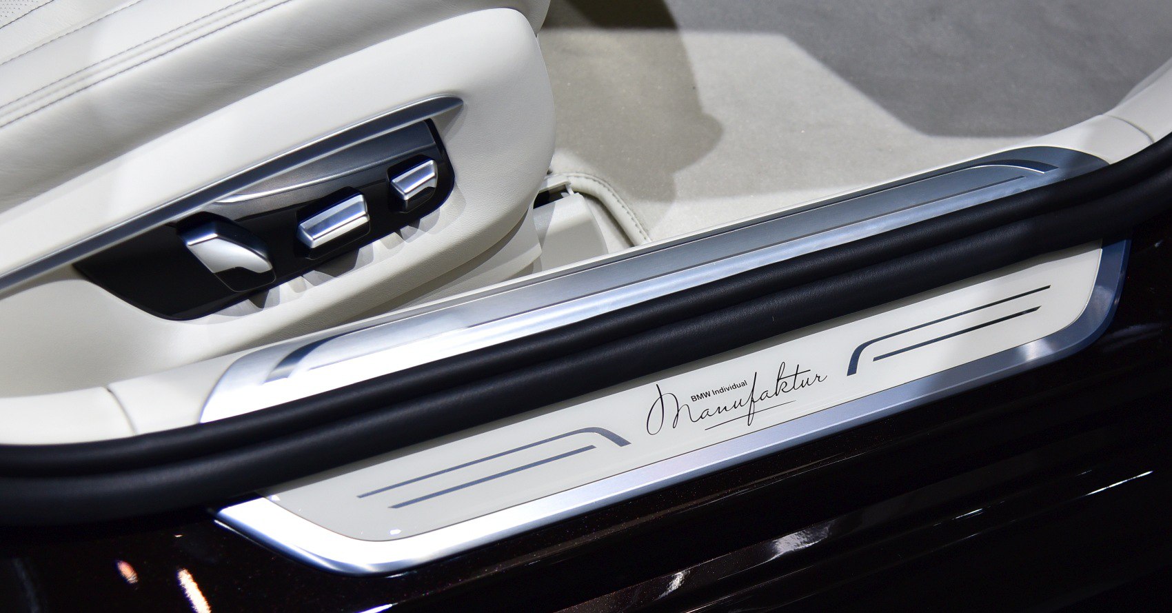 Luxury seat adjustment controls and door sill with BMW Manufaktur logo
