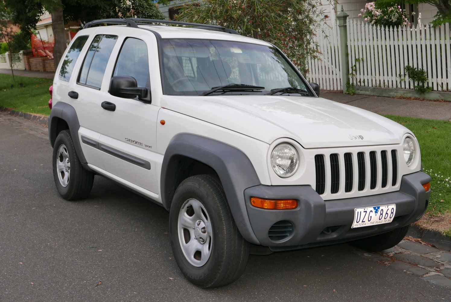 Front three-quarter view, round headlights, seven-slot grille.