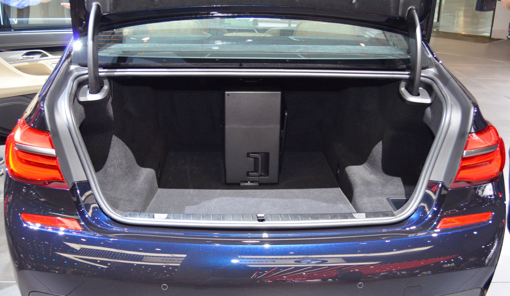 Open trunk with spacious interior and central compartment box