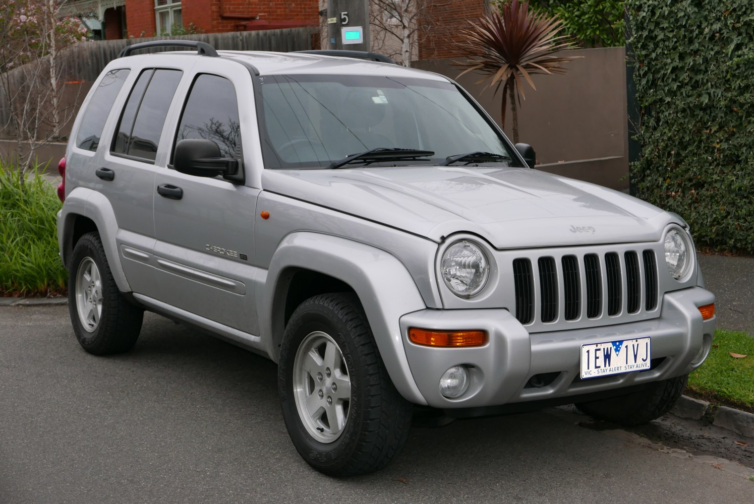 Front side view with round headlights and seven-slot grille