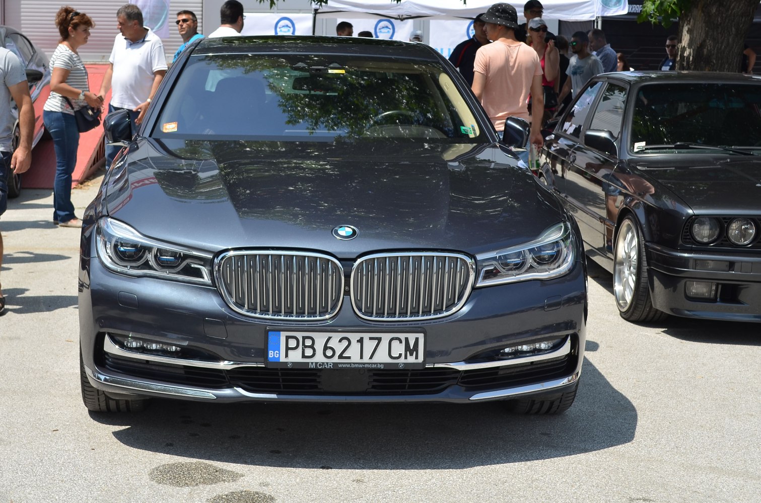 Front view with kidney grille and LED headlights