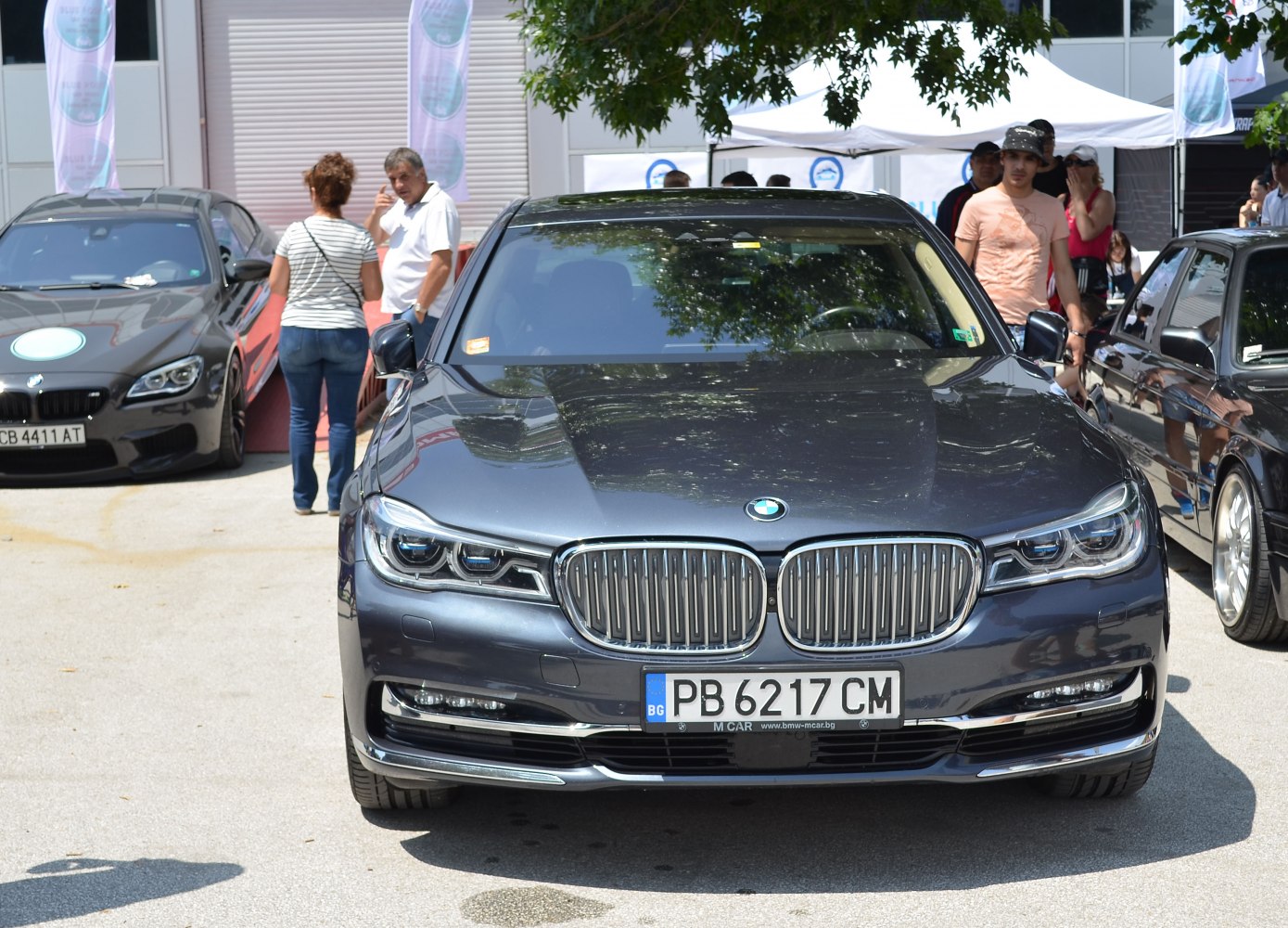 Front view with kidney grille and LED headlights