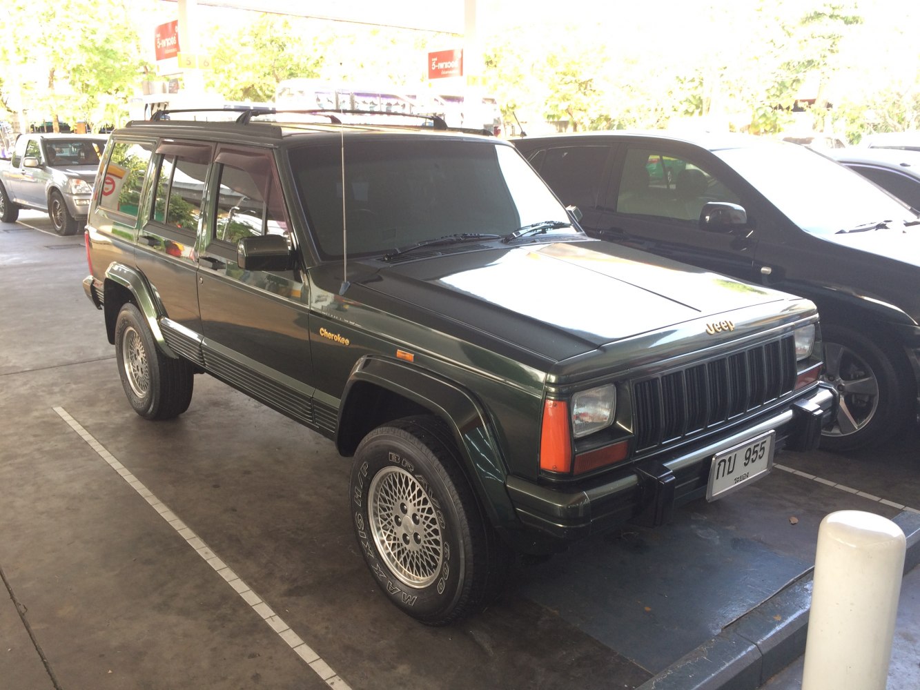 5-door SUV, vertical grille, mesh alloy wheels, roof rails