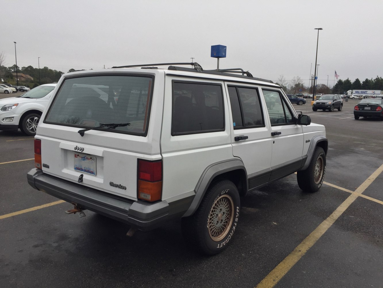 White 5-door SUV rear side with boxy shape and detailed rear window