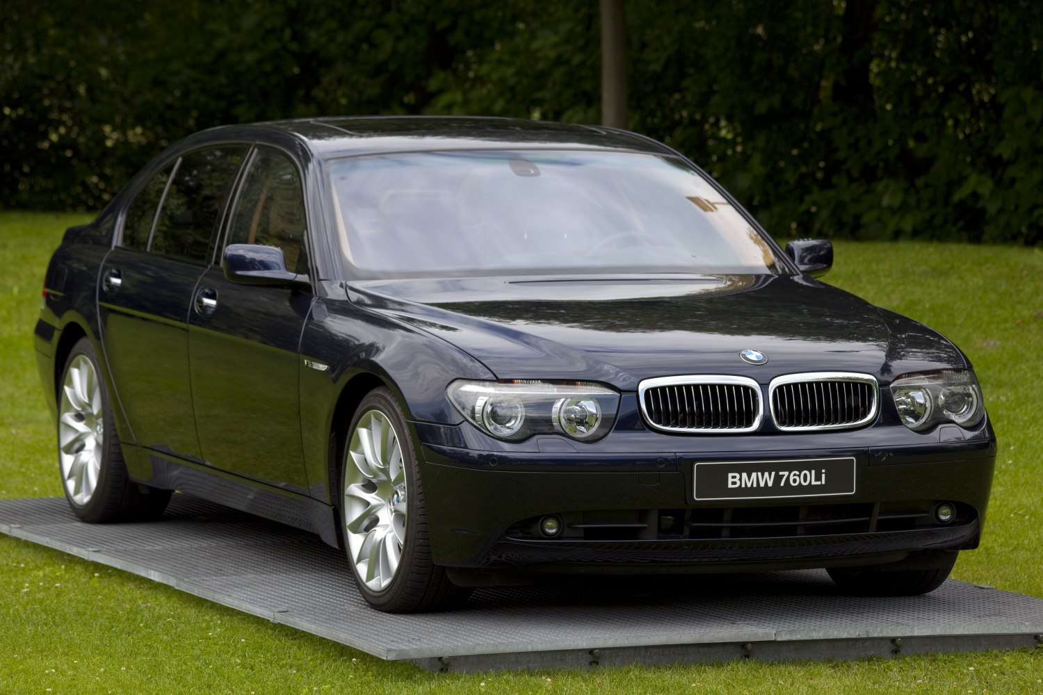 BMW 7 Series Long E66 front view with kidney grille and dual round headlights