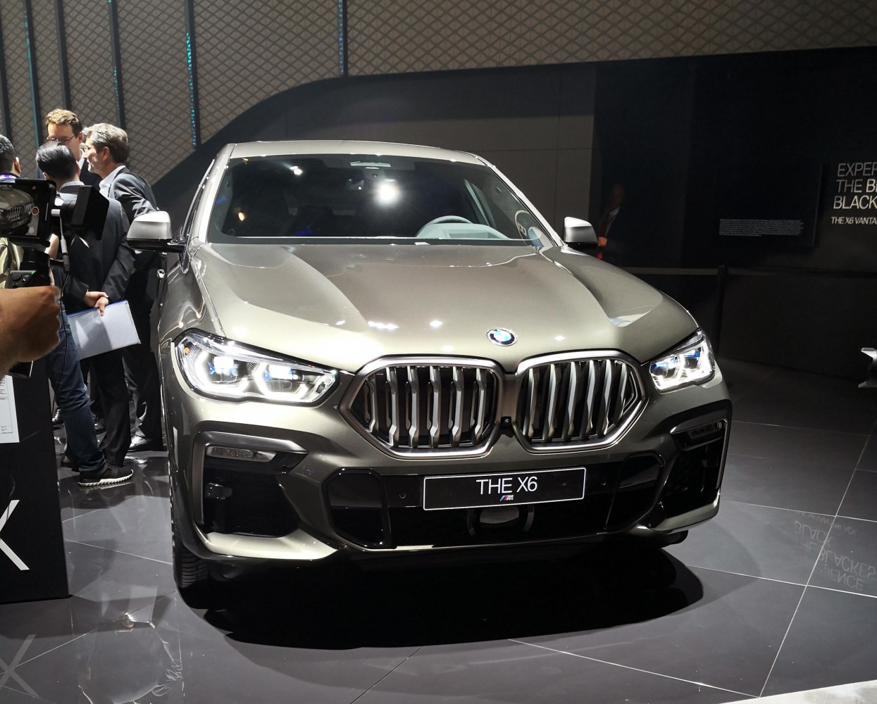 Bold kidney grille and LED headlights on front fascia