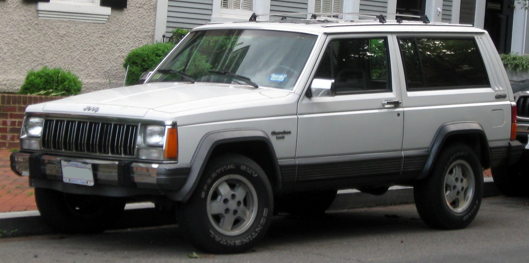 Front and side view of a 3-door SUV with square headlights and prominent grille