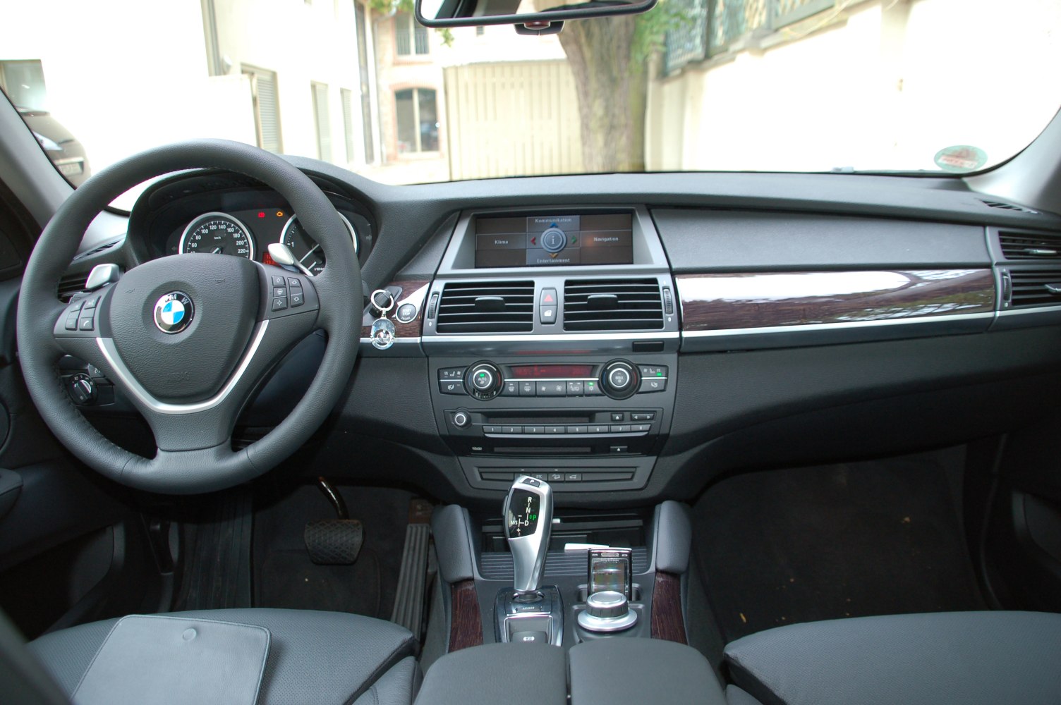 Dashboard, multifunction steering wheel, center console with gear selector