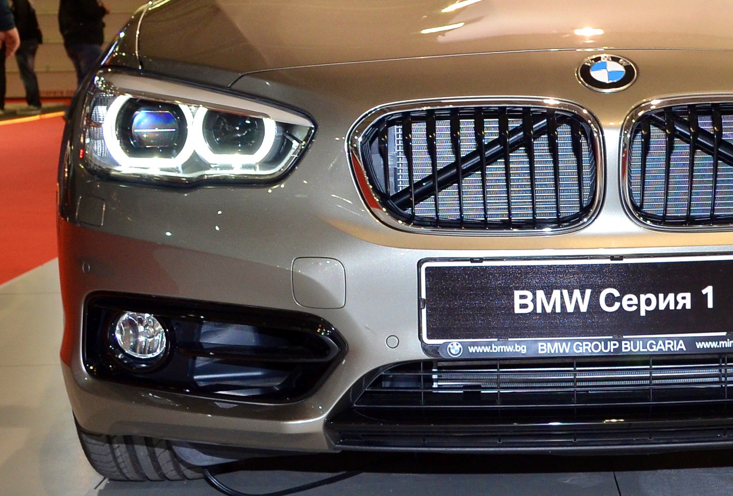 Front headlights with angel eyes and kidney grille detail
