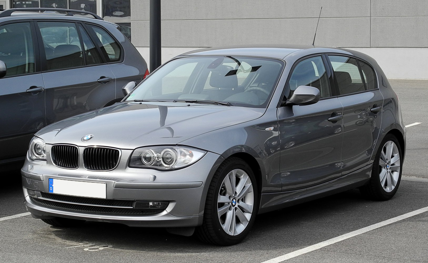 Front view of a 5-door hatchback with kidney grille and alloy wheels