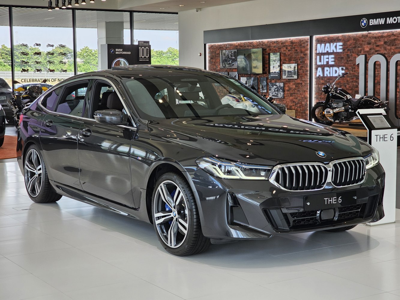 Front and side view of BMW 6 Series Gran Turismo facelift with sporty grille and alloy wheels